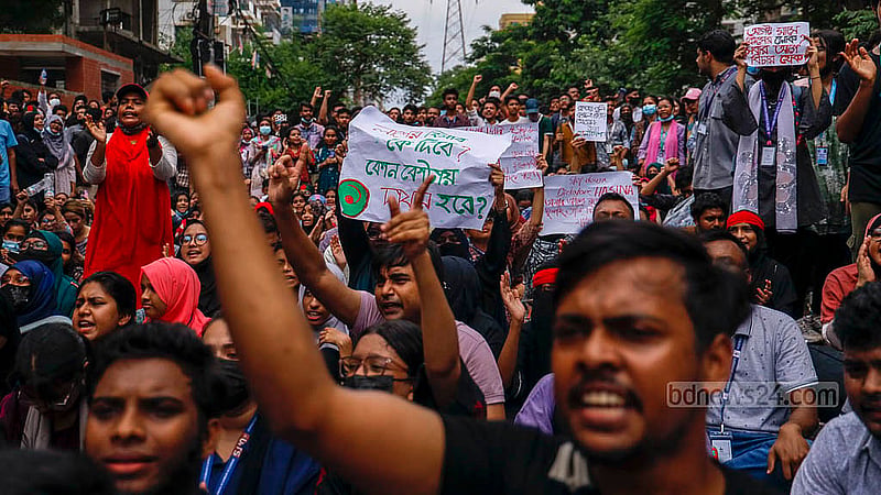 ঢাকার আফতাবনগরের ইস্ট ওয়েস্ট বিশ্ববিদ্যালয়ের সামনে ছাত্রহত্যার বিচারসহ বিভিন্ন দাবিতে শিক্ষার্থীদের স্লোগান। ছবি: মাহমুদ জামান অভি