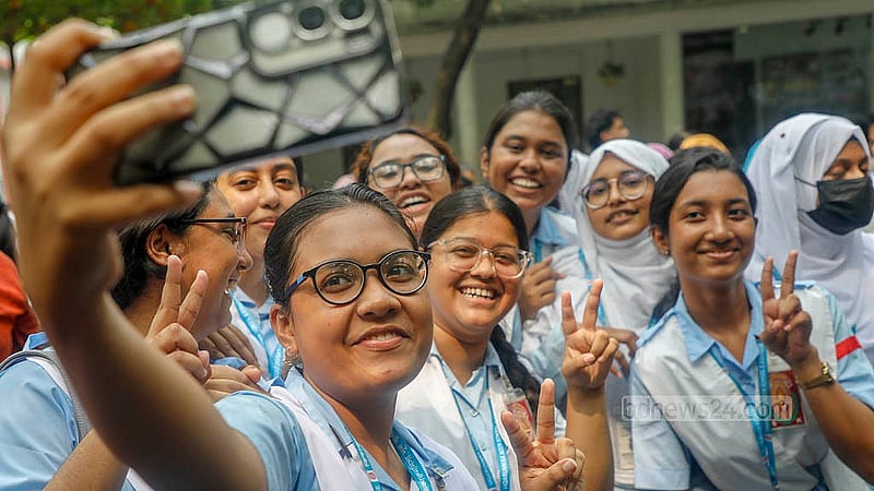 আনন্দের এ ক্ষণ ধরে রাখতে কখনও একা সেলফি, কখনও বন্ধুদের সঙ্গে দলবেঁধে আর অভিভাবকের সঙ্গে মোবাইলে ছবি তুলতে দেখা যায় এইচএসসিতে ভালো করা ভিকারুননিসা নূন স্কুল অ্যান্ড কলেজের শিক্ষার্থীদের। ছবি: আব্দুল্লাহ আল মমীন