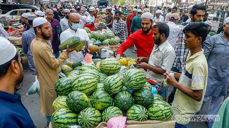 রাজধানীর নয়াপল্টনে ভিআইপি সড়কে শুক্রবারের ভ্রাম্যমাণ বাজারে ভ্যানে করে ফল নিয়ে আসেন বিক্রেতারা