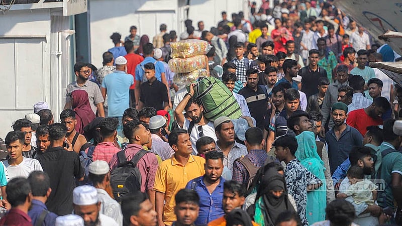 ঈদ উদযাপনে শুক্রবার ঘরমুখো মানুষের ভিড় সদরঘাট লঞ্চ টার্মিনালে। ছবি: আব্দুল্লাহ আল মমীন