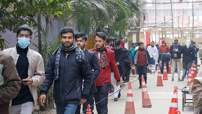 তীব্র শীত উপেক্ষা করে মঙ্গলবার সকালে জগন্নাথ বিশ্ববিদ্যালয় ক্যাম্পাসে জকসু নির্বাচনে ভোট দিতে আসেন শিক্ষার্থীরা