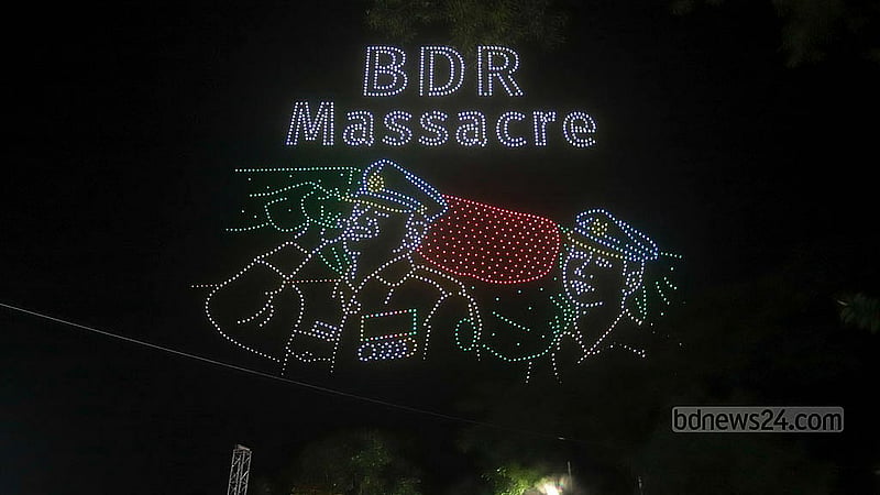 জুলাই অভ্যুত্থানের বর্ষপূর্তি উদযাপনের অংশ হিসেবে ‘জুলাই উইমেনস ডে' উপলক্ষে সোমবার রাতে কেন্দ্রীয় শহীদ মিনারে ড্রোন শোর আয়োজন করে সংস্কৃতি বিষয়ক মন্ত্রণালয়। ছবি: আব্দুল্লাহ আল মমীন