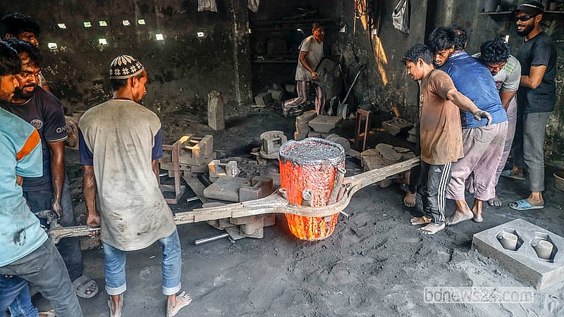 ঢাকার কেরাণীগঞ্জে প্রপেলার তৈরির কারখানায় গলানো ধাতু ছাঁচে ফেলার প্রস্তুতি চলছে; এই কাজটি বেশ ঝুঁকিপূর্ণ