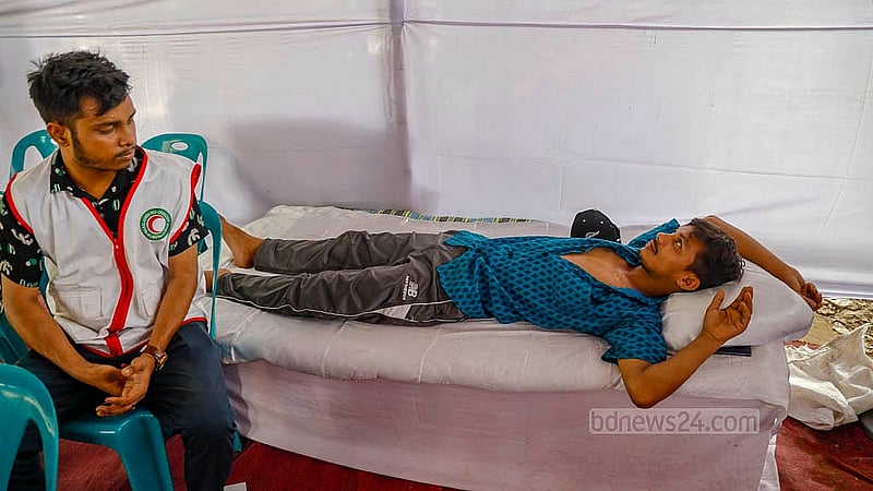 ঢাকার ফার্মগেট মোড়ে বাংলাদেশ রেড ক্রিসেন্ট সোসাইটির বানানো বিশ্রামাগারে কিছুটা সময় শুয়ে বিশ্রাম নেওয়ারও ব্যবস্থা আছে। ছবি: মাহমুদ জামান অভি