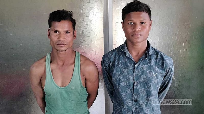 পুলিশের হাতে আটক দুই ভাই মো. হারুন ও নুর মোহাম্মদ। 