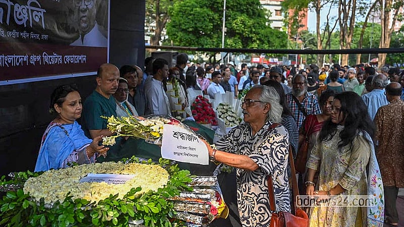 কেন্দ্রীয় শহীদ মিনার প্রাঙ্গণে অভিনেতা ও নির্দেশক আতাউর রহমানের মরদেহে শ্রদ্ধা জানায় বিভিন্ন সংগঠন।