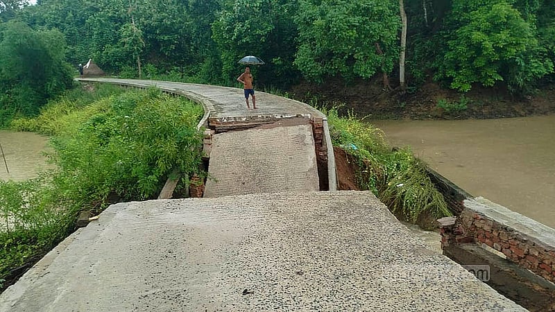 রাঙামাটিতে টানা বৃষ্টি ও উজান থেকে নেমে আসা ঢলে ভেঙে গেছে সড়ক।