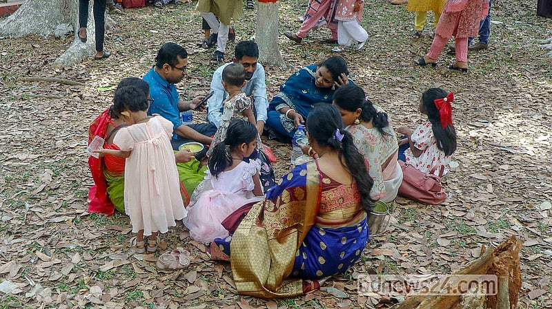 ঈদের ছুটিতে চিড়িয়াখানায় ঘুরতে এসে অনেক সবুজ ঘাসের উপর বসে সময় পার করেন। কেউ কেউ পরিবার নিয়ে আসেন; সঙ্গে খাবারও। ছবি: আব্দুল্লাহ আল মমীন