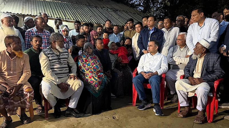 রংপুরের পীরগঞ্জে শুক্রবার আবু সাঈদের কবর জিয়ারতের পর তার পরিবারের সদস্যদের সঙ্গে কথা বলেন বিএনপি চেয়ারম্যান তারেক রহমান