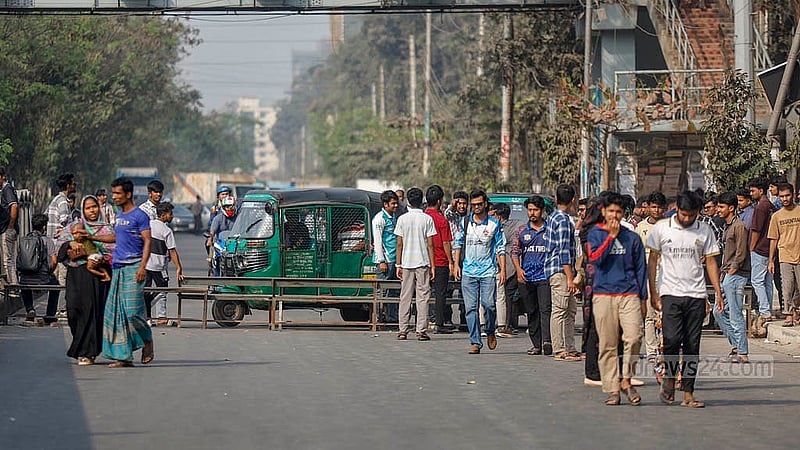 কারিগরি শিক্ষার্থীরা মঙ্গলবার দুপুরে ঢাকার তেজগাঁওয়ের সাতরাস্তা এলাকার সড়ক অবরোধ করে সব ধরনের যানবাহন চলাচল বন্ধ করে দেয়। দশম গ্রেডের উপসহকারী প্রকৌশলী পদে ডিপ্লোমার পাশাপাশি বিএসসি ডিগ্রিধারীদের নিয়োগের সিদ্ধান্তের প্রতিবাদে তারা সড়কে নামেন