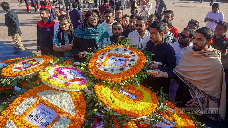 শহীদ বুদ্ধিজীবী দিবসে রায়েরবাজার বধ্যভূমি স্মৃতিসৌধে স্মৃতিসৌধে ফুল দিয়ে শ্রদ্ধা জানান ডাকসুর ভিপি সাদিক কায়েম