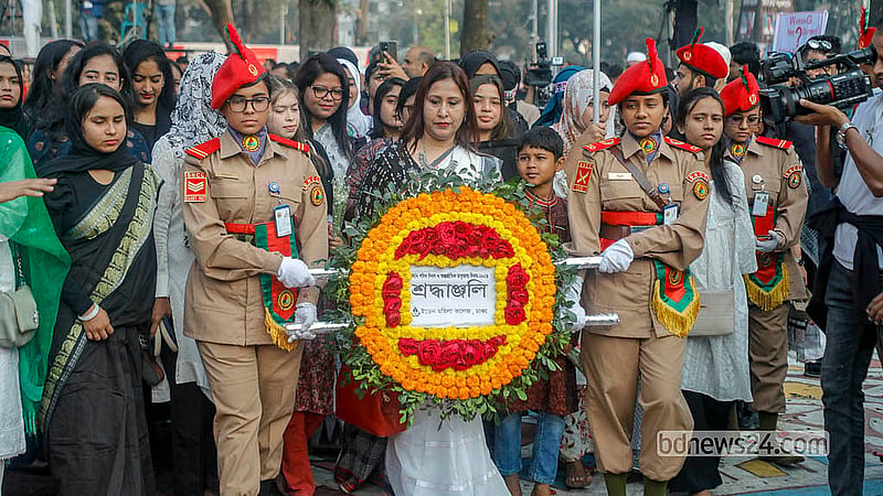 আন্তর্জাতিক মাতৃভাষা দিবসে কেন্দ্রীয় শহীদ মিনারে শ্রদ্ধা নিবেদন করে বিভিন্ন সংগঠন ও প্রতিষ্ঠান। ছবি: আব্দুল্লাহ আল মমীন