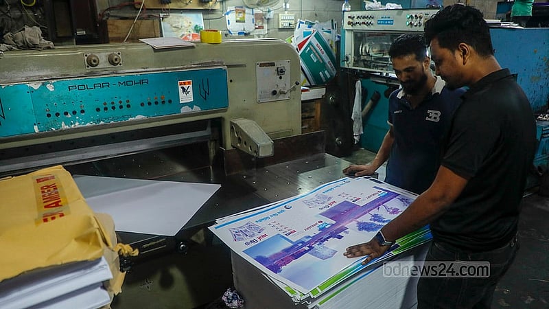রাজধানীর ফকিরাপুলের ছাপাখানায় এখন ক্যালেন্ডার ছাপানোর কাজের ব্যস্ততা। সময়মত ক্যালেন্ডার ডেলিভারি দিতে কর্মীদের দিন-রাত কাজ করতে হচ্ছে। ছবি: আব্দুল্লাহ আল মমীন