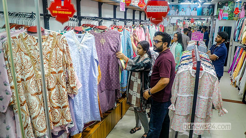 রোজার ঈদ ঘিরে রাজধানীর বসুন্ধরা সিটি শপিং কমপ্লেক্সে পছন্দের পোশাক খুঁজে নিচ্ছেন ক্রেতারা