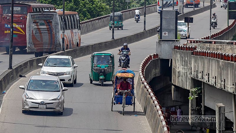 প্রধান সড়কে অপ্রতিরোধ্য ব্যাটারিচালিত রিকশা এখন চলছে খিলগাঁও ফ্লাইওভারেও। ছবি: মাহমুদ জামান অভি