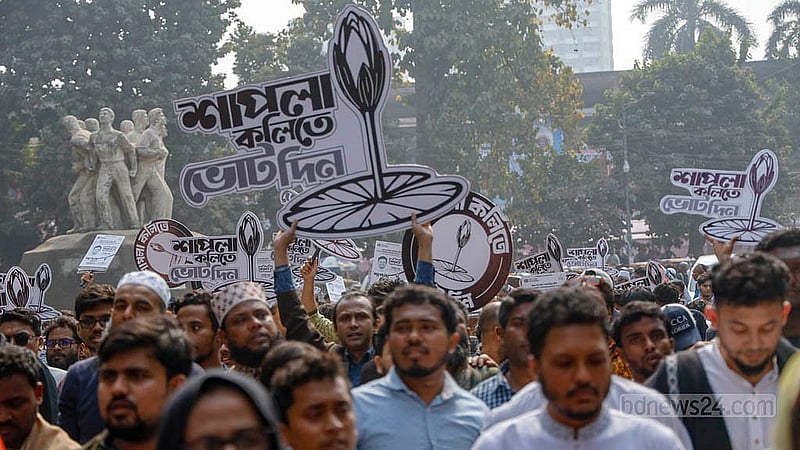 জাতীয় নাগরিক পার্টির (এনসিপি) নির্বাচনি প্রচারে বৃহস্পতিবার দলীয় প্রতীক হাতে ঢাকা বিশ্ববিদ্যালয় এলাকায় জড়ো হন নেতাকর্মীরা। ছবি: মাহমুদ জামান অভি