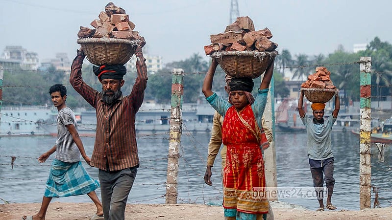 কেরানীগঞ্জের হাসনাবাদে নৌকা থেকে ইট নামানোর কাজ করছেন নারী শ্রমিকরা। এ কাজে দৈনিক একজন পুরুষ ৮০০ থেকে এক হাজার টাকা রোজগার করলেও নারী শ্রমিকরা পাচ্ছেন ৫০০ থেকে ৬০০ টাকা