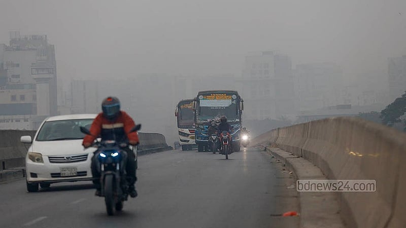 ঢাকায় বুধবার সকাল থেকে কুয়াশার সঙ্গে ছিল শীতের তীব্রতা। মোটরসাইকেল চালানোর সময় তাই গরম ও আরামদায়ক পোশাক পরে নেন চালকেরা
