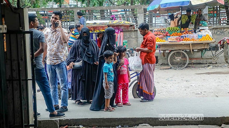 হামের প্রাদুর্ভাবের মধ্যে দেশের ‘সবচেয়ে ঝুঁকিপূর্ণ’ ৩০ উপজেলায় রোববার থেকে শুরু হয়েছে বিশেষ টিকাদান কর্মসূচি। সেই খবরে অনেকেই এদিন আসেন ঢাকার মুগদা নগর মাতৃসদন কেন্দ্রে। কিন্তু বিশেষ টিকা দেওয়া হচ্ছে না শুনে চলে যান তারা