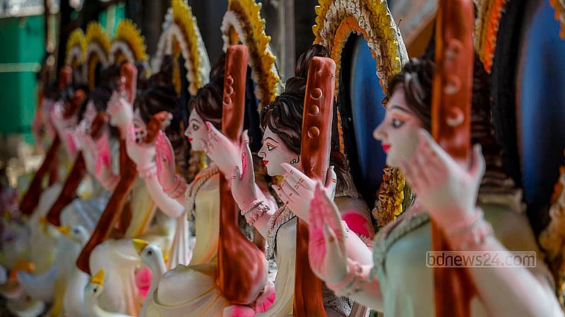ঢাকার রমনা কালী মন্দিরে সারিবদ্ধ করে রাখা হয়েছে প্রস্তুত হয়ে যাওয়া সরস্বতী প্রতিমা