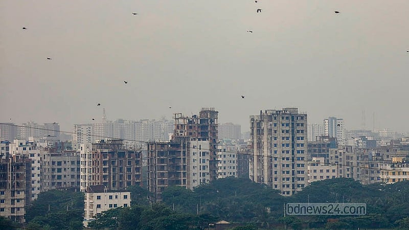 ঢাকায় যতদূর চোখ যায় কেবলই ভবন আর ভবন; কোথাও সবুজের দেখা নেই। ঢাকার ডেমরার কোনাবাড়ি এলাকার ধার্মিক পাড়ার একটি উঁচু ভবন থেকে তোলা। ছবি: মাহমুদ জামান অভি