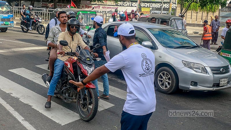 ঢাকার বিজয় সরণী মোড় সিগন্যালে বুধবার বিকালে মোটরসাইকেল থামানোর চেষ্টা করেন এক শিক্ষার্থী।