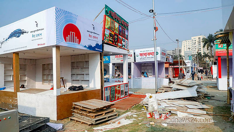 একুশে বইমেলা বৃহস্পতিবার শুরু হলেও অনেক স্টলের কাজ এখনো শেষ হয়নি