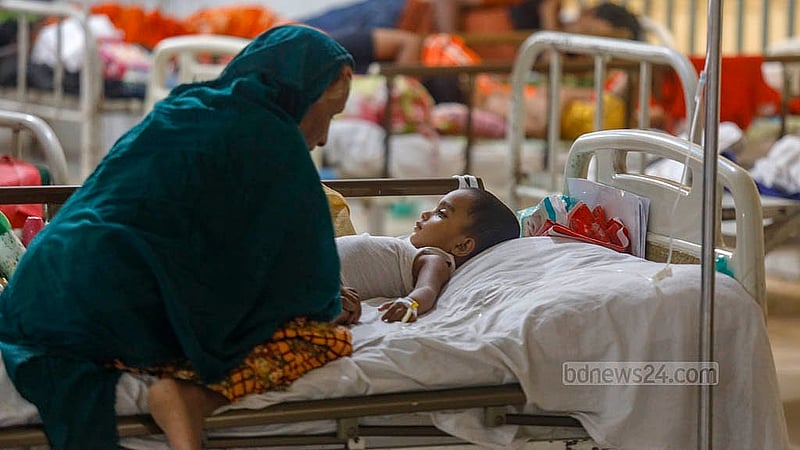 ঢাকার মুগদা মেডিকেল কলেজ হাসপাতালে চিকিৎসা চলছে ডেঙ্গু রোগীদের। গত কয়েক দিনে সেখানে রোগীর সংখ্যা বেড়েছে। ছবি: মাহমুদ জামান অভি