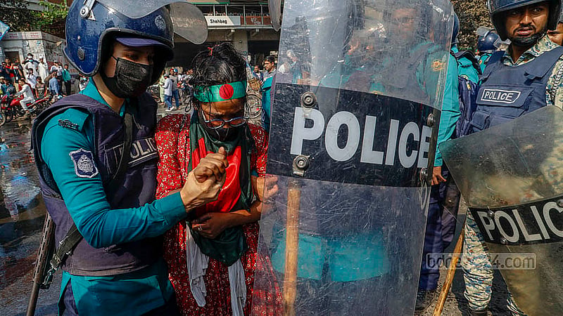 প্রাথমিক বিদ্যালয়ের সহকারী শিক্ষক পদে বাতিল হওয়া নিয়োগ ফিরে পাওয়ার দাবিতে বৃহস্পতিবার শাহবাগে চাকরিপ্রার্থীদের অবস্থান কর্মসূচি থেকে কয়েকজনকে আটক করে পুলিশ। ছবি: মাহমুদ জামান অভি