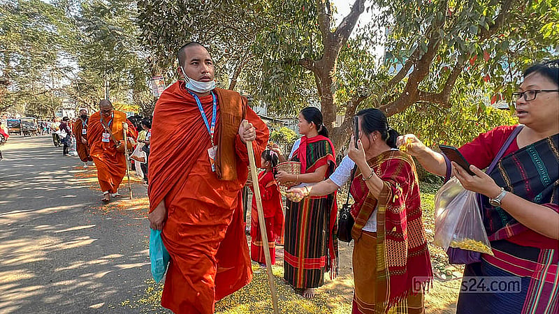 রাঙামাটি থেকে মঙ্গলবার শুরু হওয়াবৌদ্ধ ভিক্ষুদের পদযাত্রার সময় সড়কের বিভিন্ন স্থানে বৌদ্ধ ধর্মাবলম্বী নারী-পুরুষেরা তাদের পিন্ড দান করেন