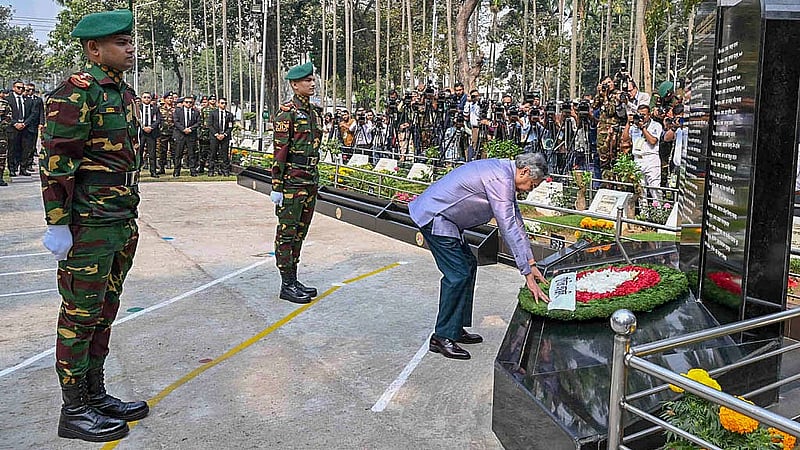 পিলখানা হত্যাকাণ্ডে নিহত সেনা কর্মকর্তাদের শ্রদ্ধা জানাতে বনানী সামরিক কবরস্থানে পুষ্পস্তবক অর্পণ করেন রাষ্ট্রপতি মোঃ সাহাবুদ্দিন