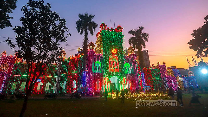 বিজয় দিবস উপলক্ষে আলোকসজ্জা করা হয়েছে ঢাকা বিশ্ববিদ্যালয়ের কার্জন হলে। ছবি: আব্দুল্লাহ আল মমীন