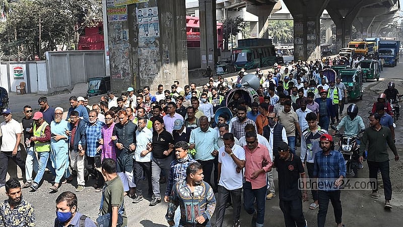 চট্টগ্রাম বন্দরের নিউমুরিং কন্টেইনার টার্মিনাল পরিচালনার দায়িত্ব বিদেশি কোম্পানিকে দেওয়ার সিদ্ধান্তের প্রতিবাদে বিক্ষোভ-মিছিল করেন শ্রমিক-কর্মচারীরা
