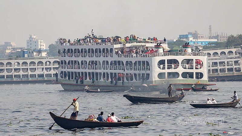 ঢাকার সদরঘাট টার্মিনাল থেকে যাত্রী নিয়ে লঞ্চ ছেড়ে যাচ্ছে দক্ষিণাঞ্চলের পথে। ছবি: আব্দুল্লাহ আল মমীন