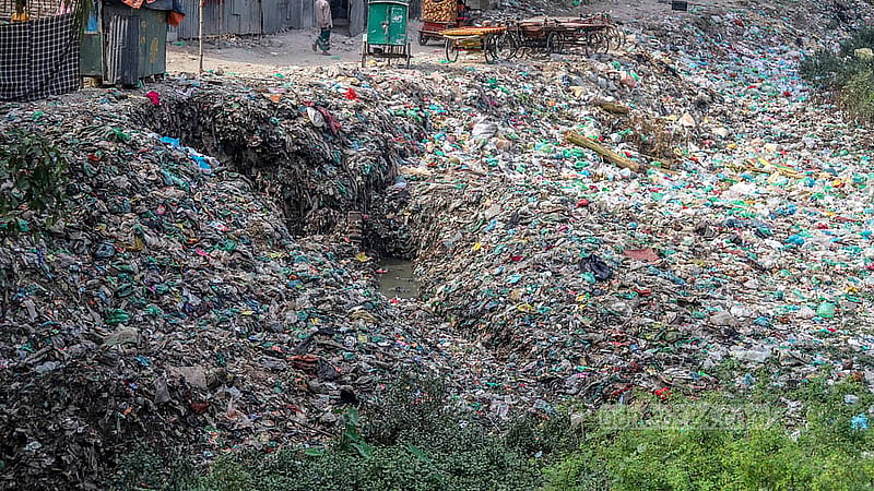 ঢাকার দক্ষিণ কেরানীগঞ্জের শুভাঢ্যা খাল এখন পরিণত হয়েছে ভাগাড়ে। ছবি: আব্দুল্লাহ আল মমীন
