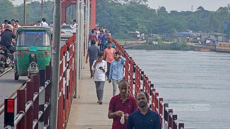 সংস্কার কাজের জন্য ১৪ মাস পর রোববার সকাল থেকে চট্টগ্রামের শতবর্ষী কালুরঘাট সেতু খুলে দেওয়ার পর এক পাশ দিয়ে চলাচল করছে মানুষ। ছবি: সুমন বাবু