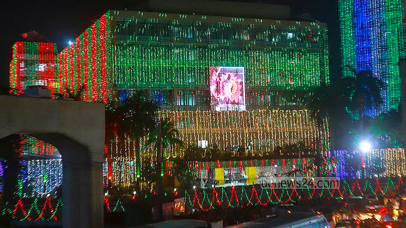 বিজয় দিবস উপলক্ষে আলোকসজ্জিত বাংলাদেশ ব্যাংক ভবন।  ছবি: আব্দুল্লাহ আল মমীন
