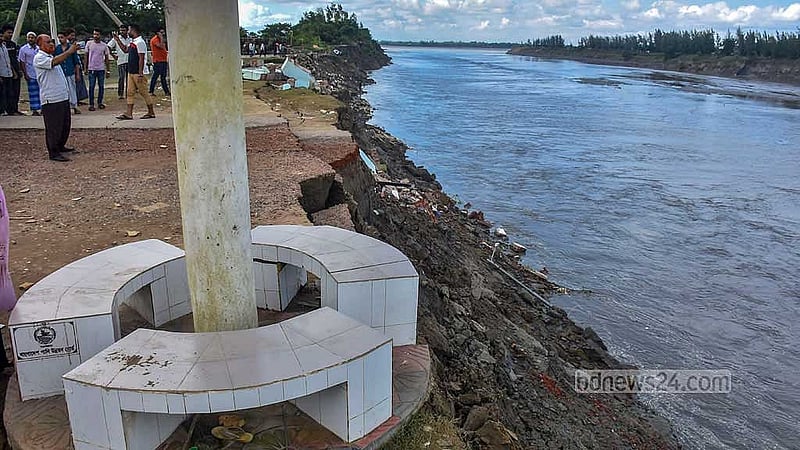 বন্যার পানির তীব্র চাপে নোয়াখালীর কোম্পানিগঞ্জ উপজেলার ‘মুছাপুর ক্লোজার’ স্লুইসগেইটটি ভেসে যাওয়ায় তীব্র ভাঙনের সৃষ্টি হয়েছে ফেনী নদীর তীরে। ছবি: সুমন বাবু