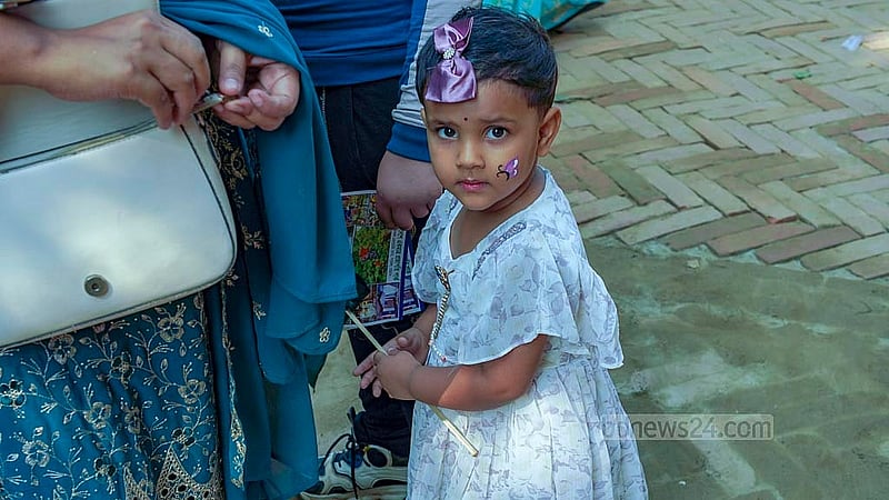 জাহাঙ্গীরনগর বিশ্ববিদ্যালয়ে শুক্রবার প্রজাপতি মেলায় দর্শনার্থী হয়ে আসে শিশুরা। ছবি: আরিফুর রহমান