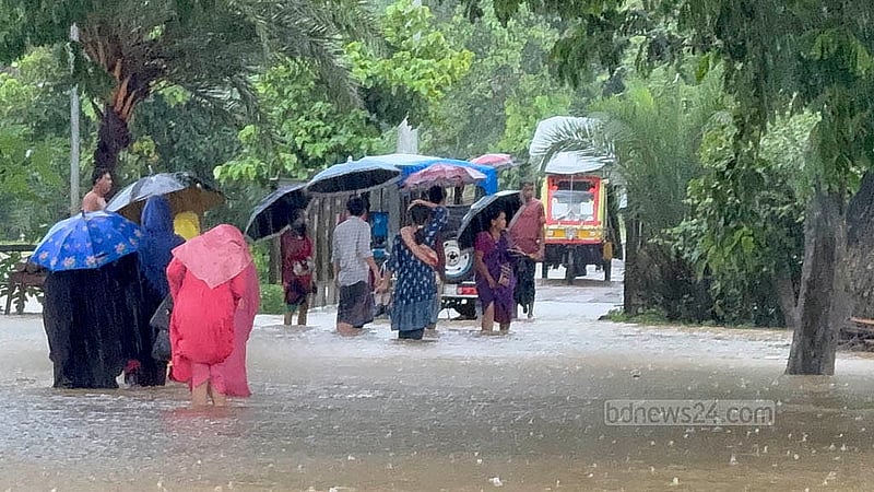 খাগড়াছড়ির দীঘিনালার মাইনি নদীর পানি বিপৎসীমা অতিক্রম করে প্লাবিত হয়েছে নিম্নাঞ্চল। শনিবার মেরুং ইউনিয়নের হেডকোয়ার্টার এলাকার সড়ক তলিয়ে গেছে।  ছবি: সমির মল্লিক