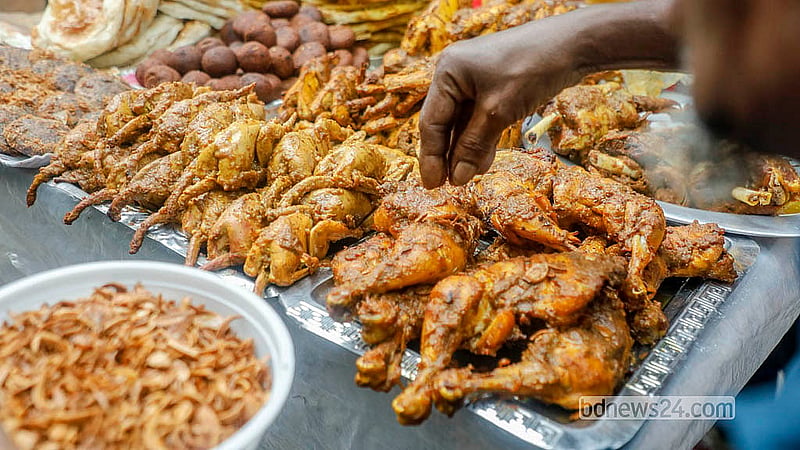 চকবাজারের ইফতার দোকানগুলোতে মিলছে আস্ত কবুতর