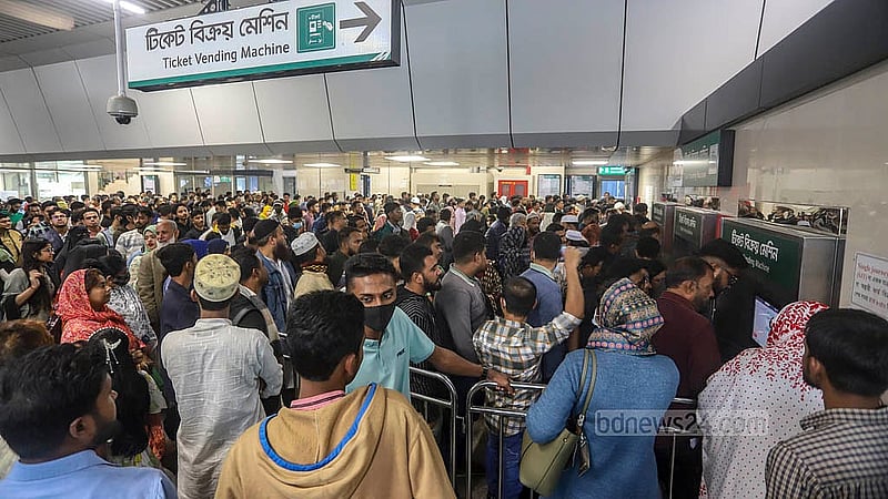 মেট্রোরেলের মতিঝিল স্টেশনে স্বয়ংক্রিয় ভেন্ডর মেশিনে টিকেট কাটতে যাত্রীর ভিড়। ছবি: আব্দুল্লাহ আল মমীন