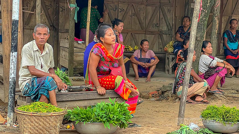 সহিংসতার আগুনে চারপাশে পোড়া ধ্বংসস্তূপের মাঝেই ছোট পরিসরে সবজি ও মাংসের দোকান নিয়ে বসেছেন স্থানীয় পাহাড়িরা। ছবি: সমির মল্লিক
