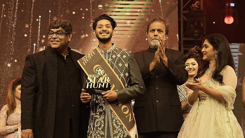 ‘দীপ্ত স্টার হান্টের’ বিজয়ীর সঙ্গে বিচারকরা। ছবি: দীপ্ত টিভির সৌজন্যে।