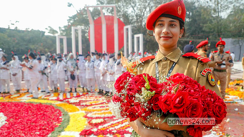 শহীদ মিনার প্রাঙ্গণে শ্রদ্ধার ফুল হাতে বিএনসিসির এক নারী সদস্য। এসব ফুল দিয়ে সাজানো হয় বেদী। ছবি: আব্দুল্লাহ আল মমীন