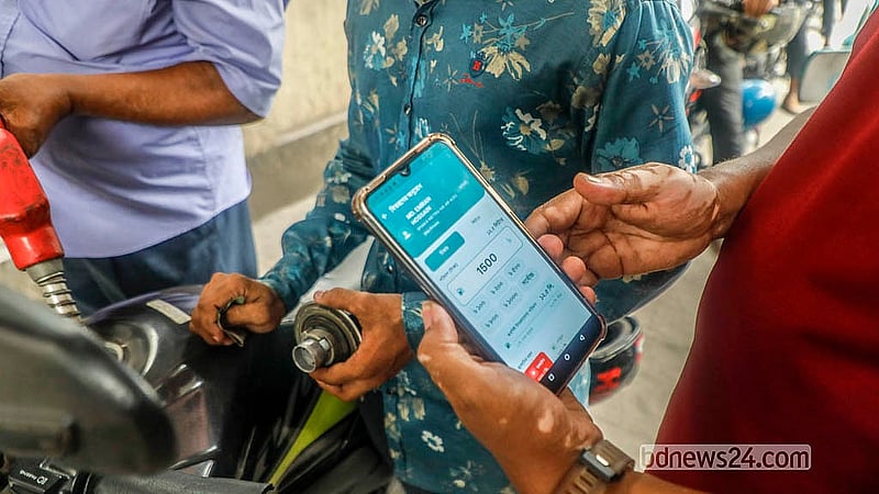 রাজধানীর পরীবাগ এলাকায় একটি ফিলিং স্টেশন থেকে ফুয়েল পাস দেখিয়ে তেল নিচ্ছেন মোটরসাইকেল চালকরা। মাসে সর্বোচ্চ ৬০ লিটার তেল পাবেন একজন মোটরসাইকেল চালক