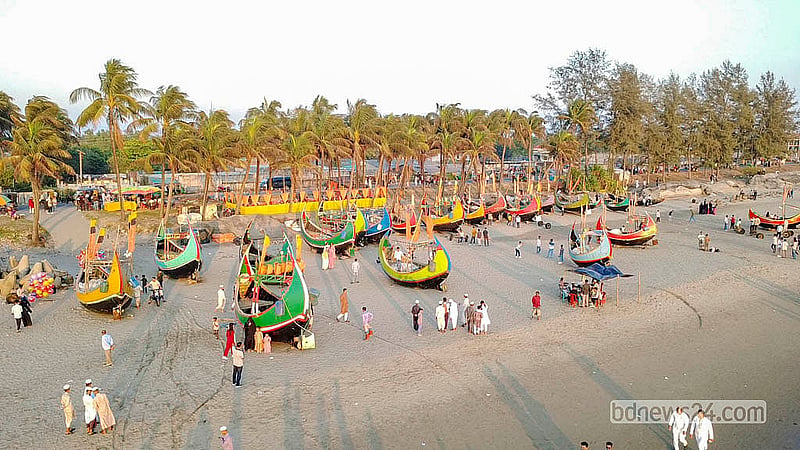 টেকনাফে নৌকার মতো মাছ শিকারের উপকরণও পর্যটকদের আগ্রহের জায়গা। ছবি: জসিম মাহমুদ