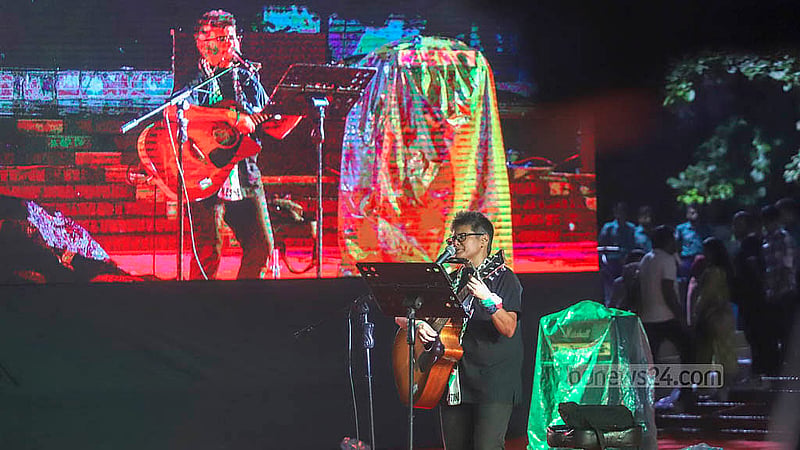 রাজধানীর কেন্দ্রীয় শহীদ মিনার প্রাঙ্গণে সোমবার সংস্কৃতি বিষয়ক মন্ত্রণালয় আয়োজিত জুলাই গণঅভ্যুত্থান স্মরণ-২০২৫ অনুষ্ঠানে সংঙ্গীত পরিবেশন করেন শিল্পী সায়ান। ছবি: আব্দুল্লাহ আল মমীন