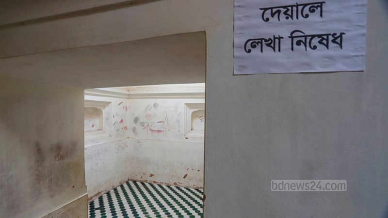 সংস্কার করা হয়েছে লালবাগ কেল্লার হাম্মানখানা। দেয়ালে লেখা বা আঁকাআঁকি বারণ থাকলেও অনেকেই তা মানেন না।  ছবি: আব্দুল্লাহ আল মমীন