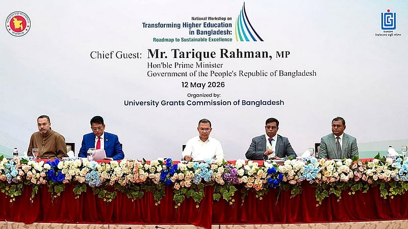 ঢাকা বিশ্ববিদ্যালয়ের সিনেট ভবনে মঙ্গলবার ইউজিসির ‘বাংলাদেশে উচ্চ শিক্ষা রূপান্তর: টেকসই উৎকর্ষতার রোডম্যাপ’ শিরোনামের কর্মশালার উদ্বোধন অনুষ্ঠানে যান প্রধানমন্ত্রী তারেক রহমান। ছবি: পিএমও